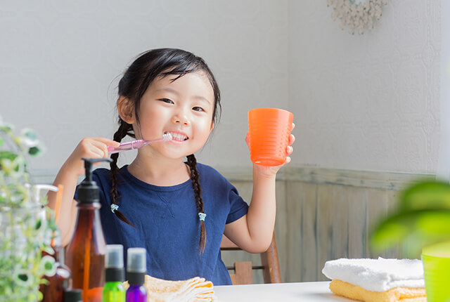 楽しそうに歯磨きをする女の子