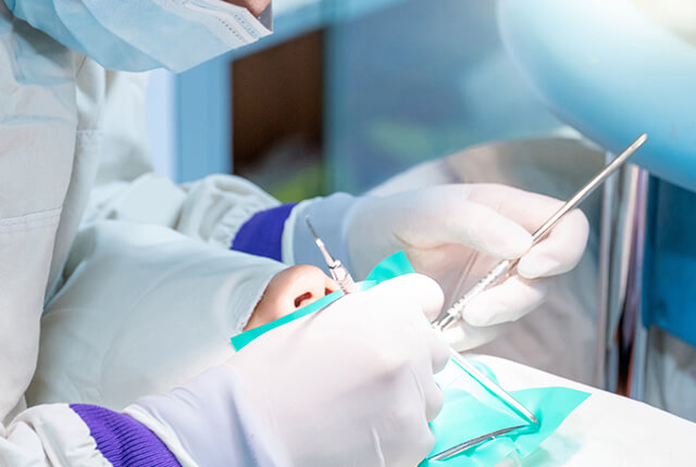 患者の歯の治療を行う歯科医師