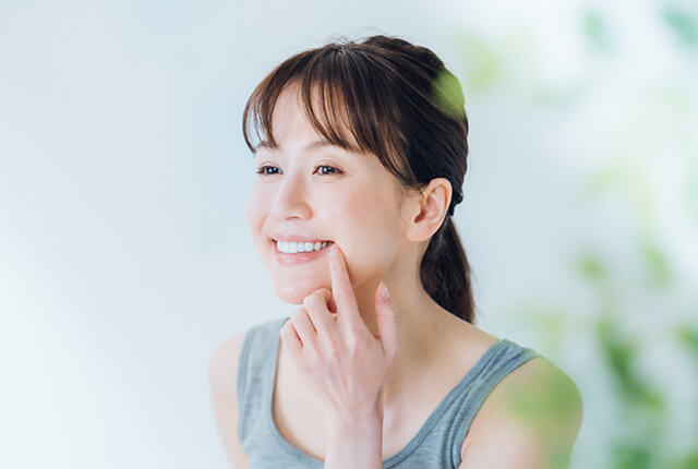 白い歯を見せて微笑む女性