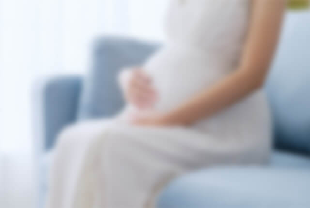 大事にお腹を抱える妊婦さんのイメージ
