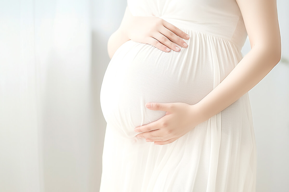 お腹を大事に抱える妊婦さん